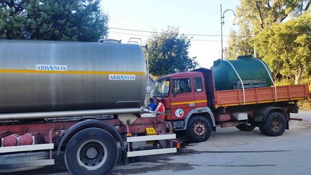 Abbanoa e un suo mezzo e la Prot. Civile alta gallura che caricano acqua per rifornire ospedale - foto galluranews